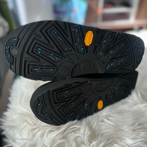 LIKE NEW- UGG W Isley Waterproof Snow Boots (BLACK, SZ 9) - Picture 5 of 5